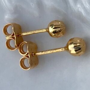 Beautiful 21K Gold Stud Earrings